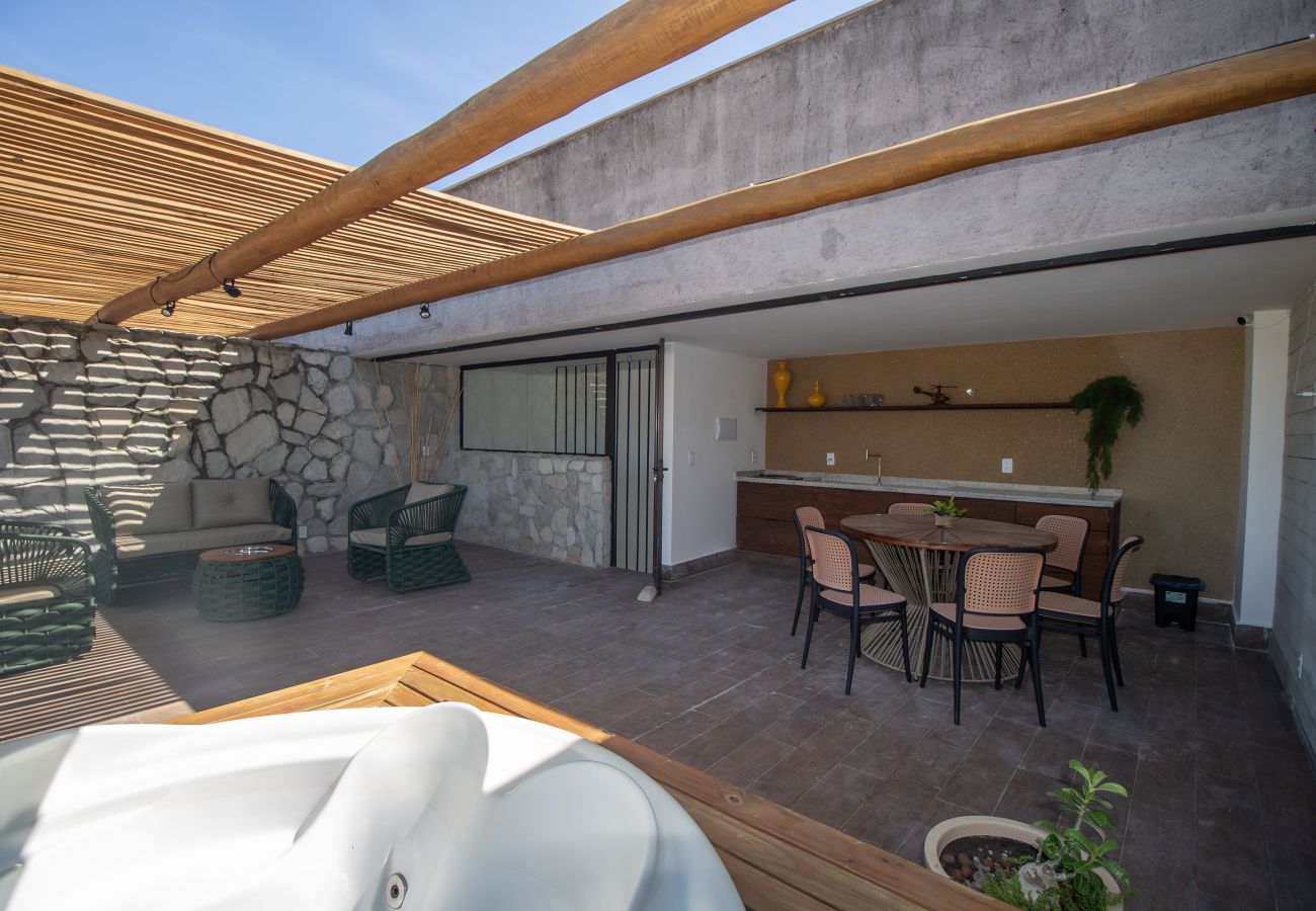 House in Porto de Pedras - Three-story house with 3 en-suite bedrooms, swimming pool and hot tub for up to 12 people