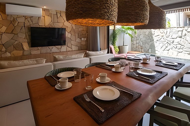 House with 3 Suites, Pool and Hot Tub for up to 9 People by