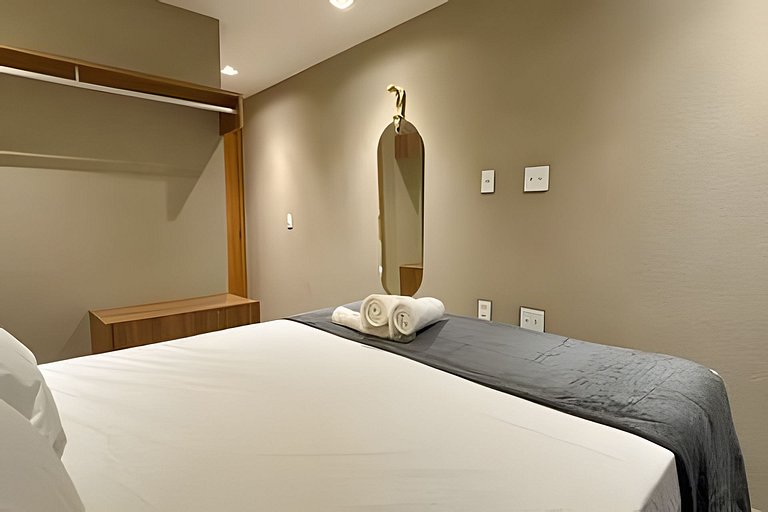 House with 3 Suites, Pool and Hot Tub for up to 9 People by