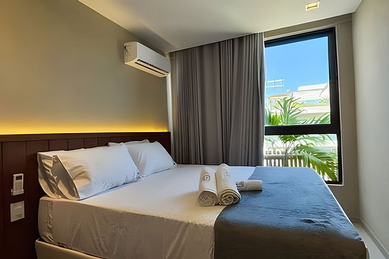 House with 3 Suites, Pool and Hot Tub for up to 9 People by