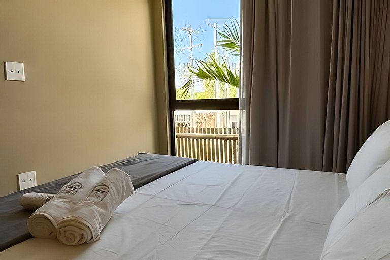 House with 3 Suites, Pool and Hot Tub for up to 9 People by