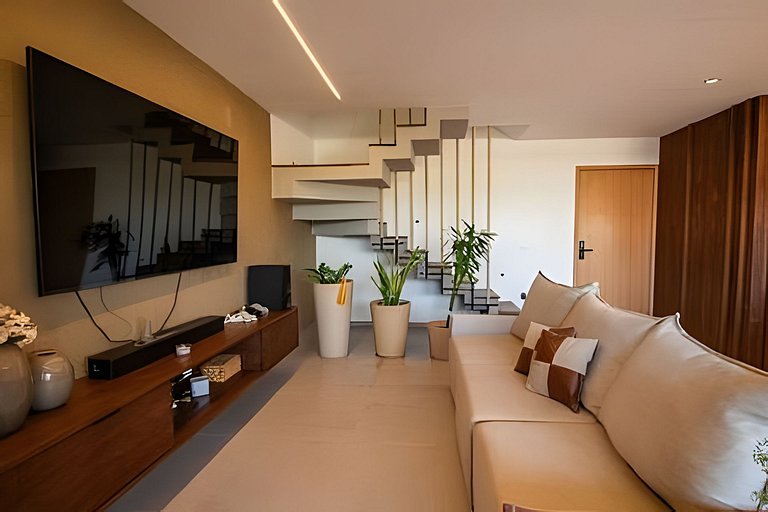 Three-story house with 3 en-suite bedrooms, swimmi