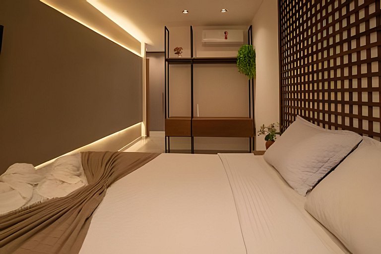 Triplex with 3 suites, pool and hot tub for up to 12 people