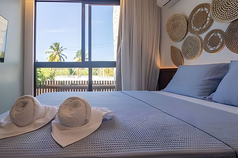 Triplex with 3 suites, pool and hot tub for up to 12 people