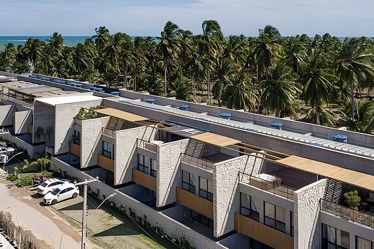 Three-story house with 3 en-suite bedrooms, swimmi