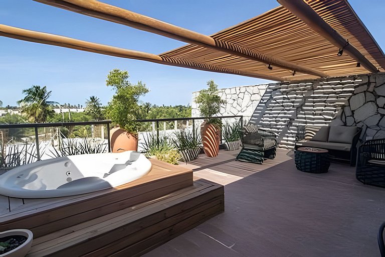 Triplex with 3 suites, pool and hot tub for up to 12 people