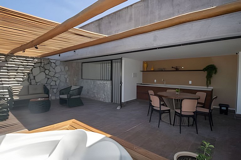 Triplex with 3 suites, pool and hot tub for up to 12 people