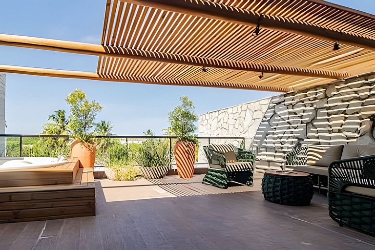 Triplex with 3 suites, pool and hot tub for up to 12 people