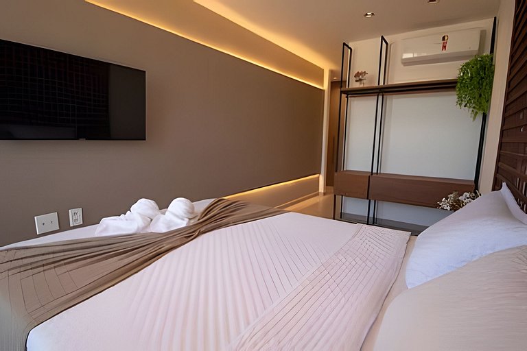 Three-story house with 3 en-suite bedrooms, swimmi