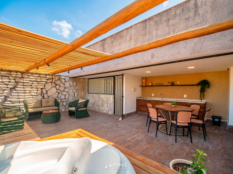Three-story house with 3 en-suite bedrooms, swimmi