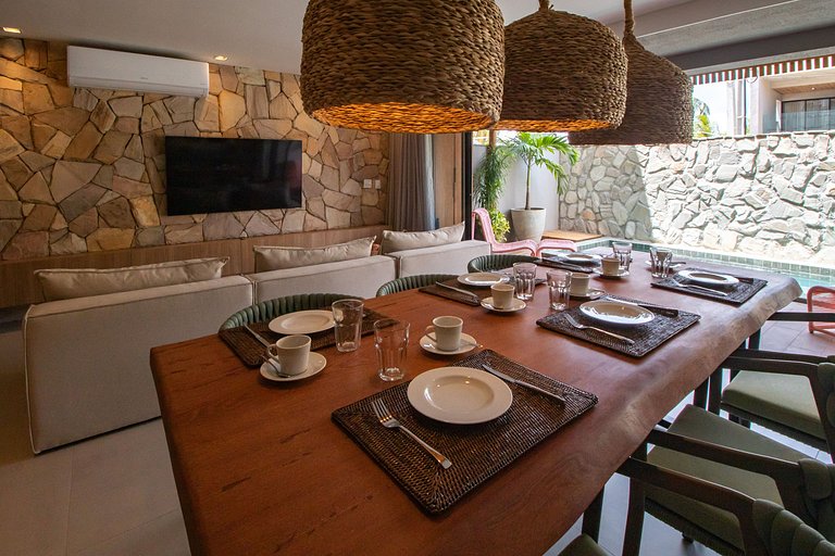 House with 3 Suites, Pool and Hot Tub for up to 9 People by